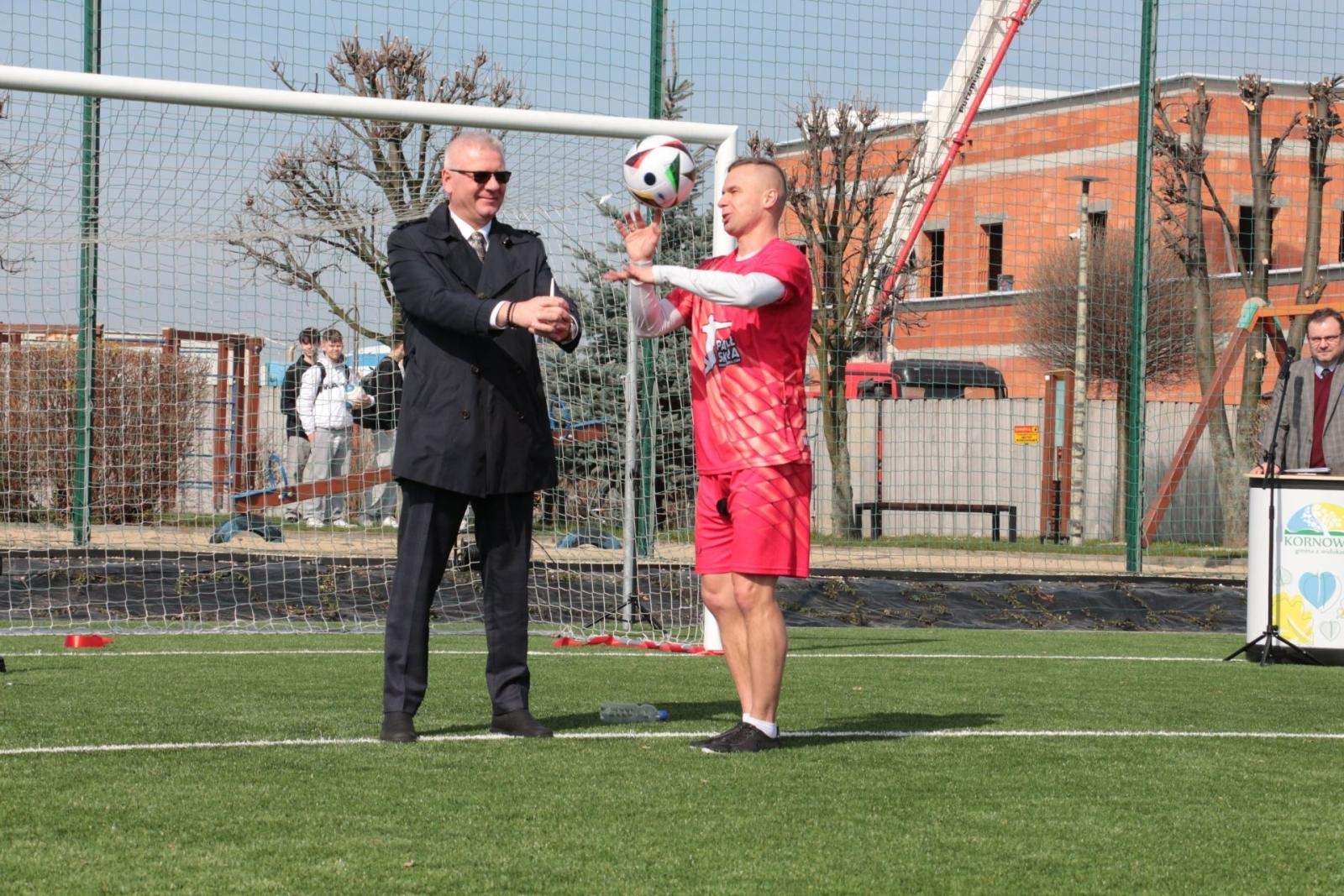 Zdjęcie w galerii na portalu naszraciborz.pl: W Kornowacu otwarto pierwsze w powiecie boisko ze sztuczną nawierzchnią wiadomości z regionu