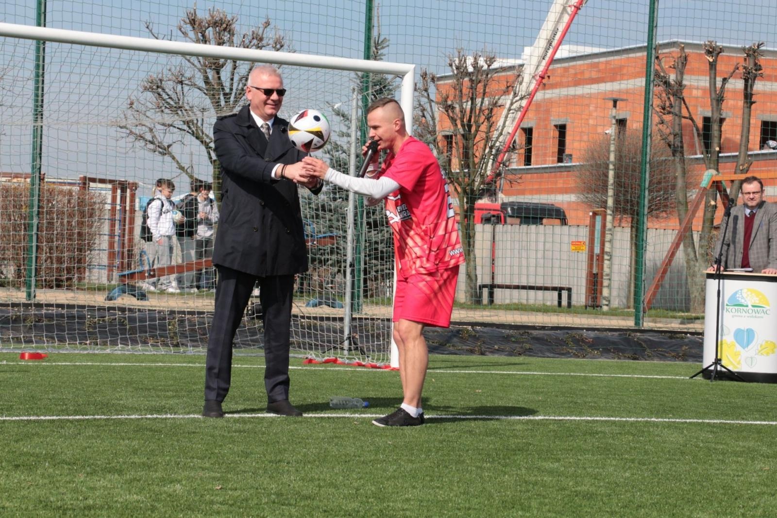 Zdjęcie w galerii na portalu naszraciborz.pl: W Kornowacu otwarto pierwsze w powiecie boisko ze sztuczną nawierzchnią wiadomości z regionu