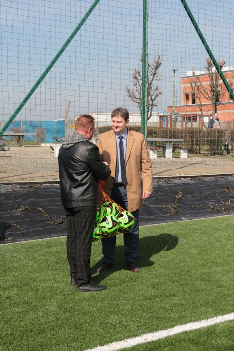Zdjęcie w galerii na portalu naszraciborz.pl: W Kornowacu otwarto pierwsze w powiecie boisko ze sztuczną nawierzchnią wiadomości z regionu