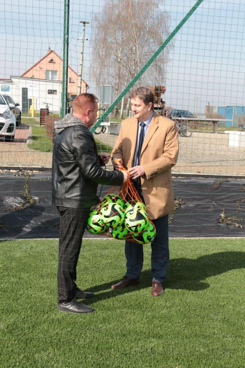 Zdjęcie w galerii na portalu naszraciborz.pl: W Kornowacu otwarto pierwsze w powiecie boisko ze sztuczną nawierzchnią wiadomości z regionu