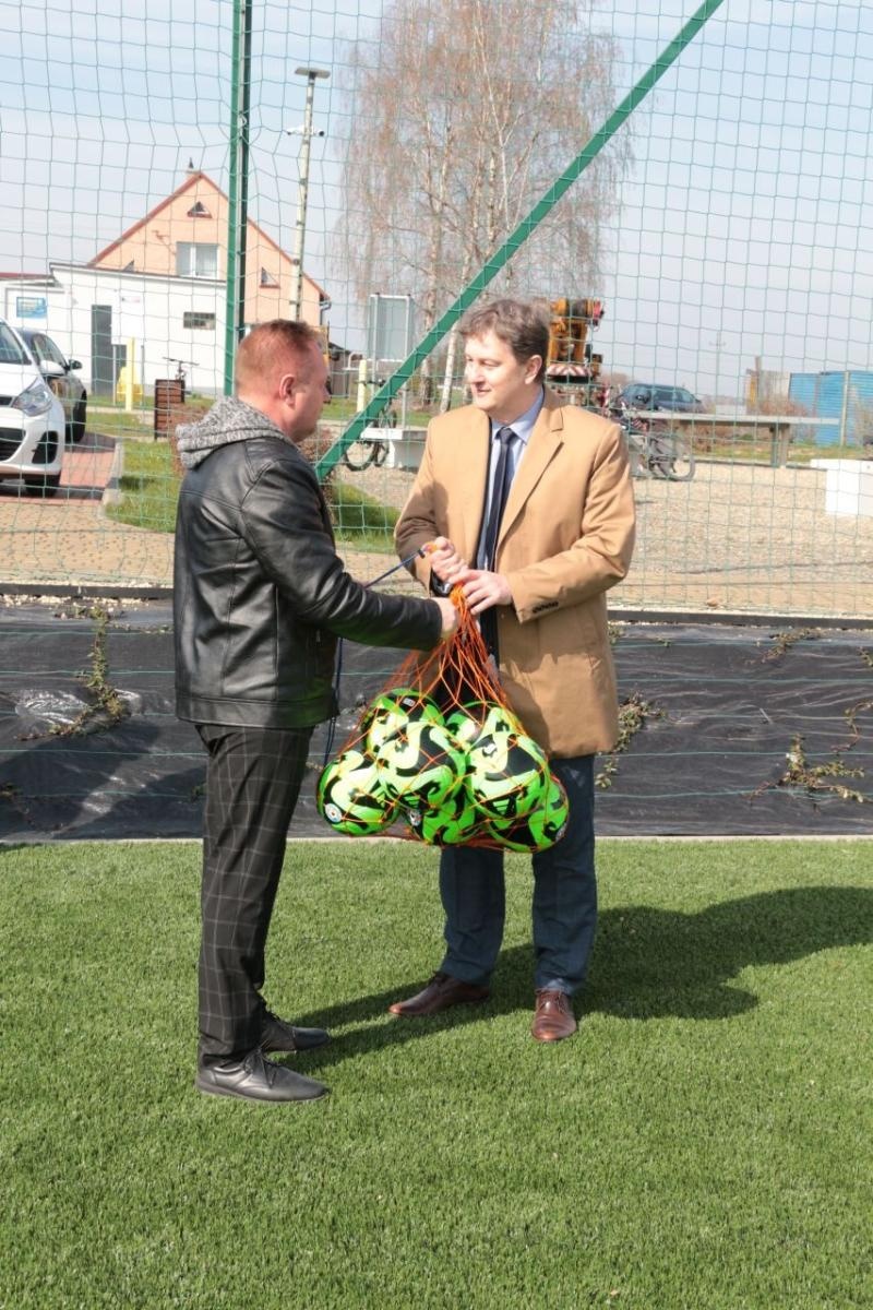 Zdjęcie w galerii na portalu naszraciborz.pl: W Kornowacu otwarto pierwsze w powiecie boisko ze sztuczną nawierzchnią wiadomości z regionu