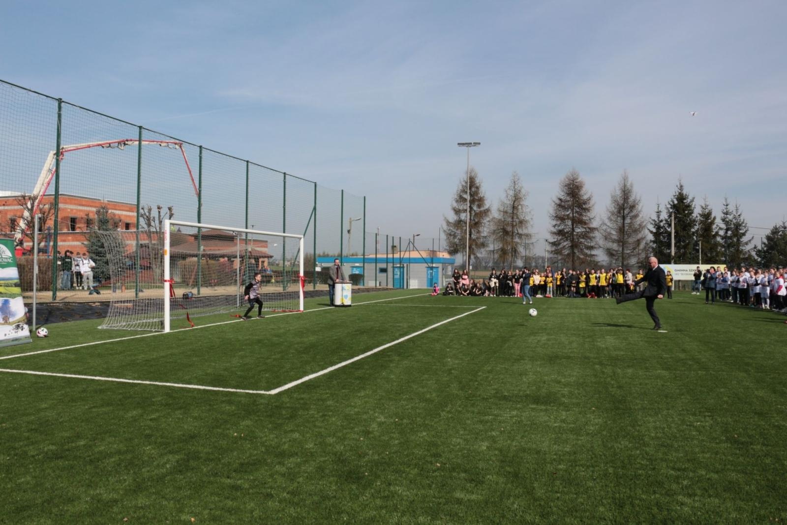 Zdjęcie w galerii na portalu naszraciborz.pl: W Kornowacu otwarto pierwsze w powiecie boisko ze sztuczną nawierzchnią wiadomości z regionu