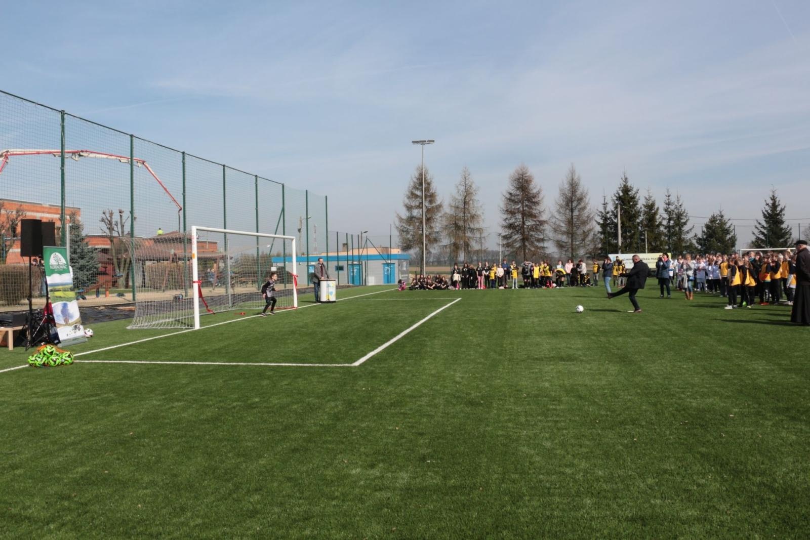 Zdjęcie w galerii na portalu naszraciborz.pl: W Kornowacu otwarto pierwsze w powiecie boisko ze sztuczną nawierzchnią wiadomości z regionu
