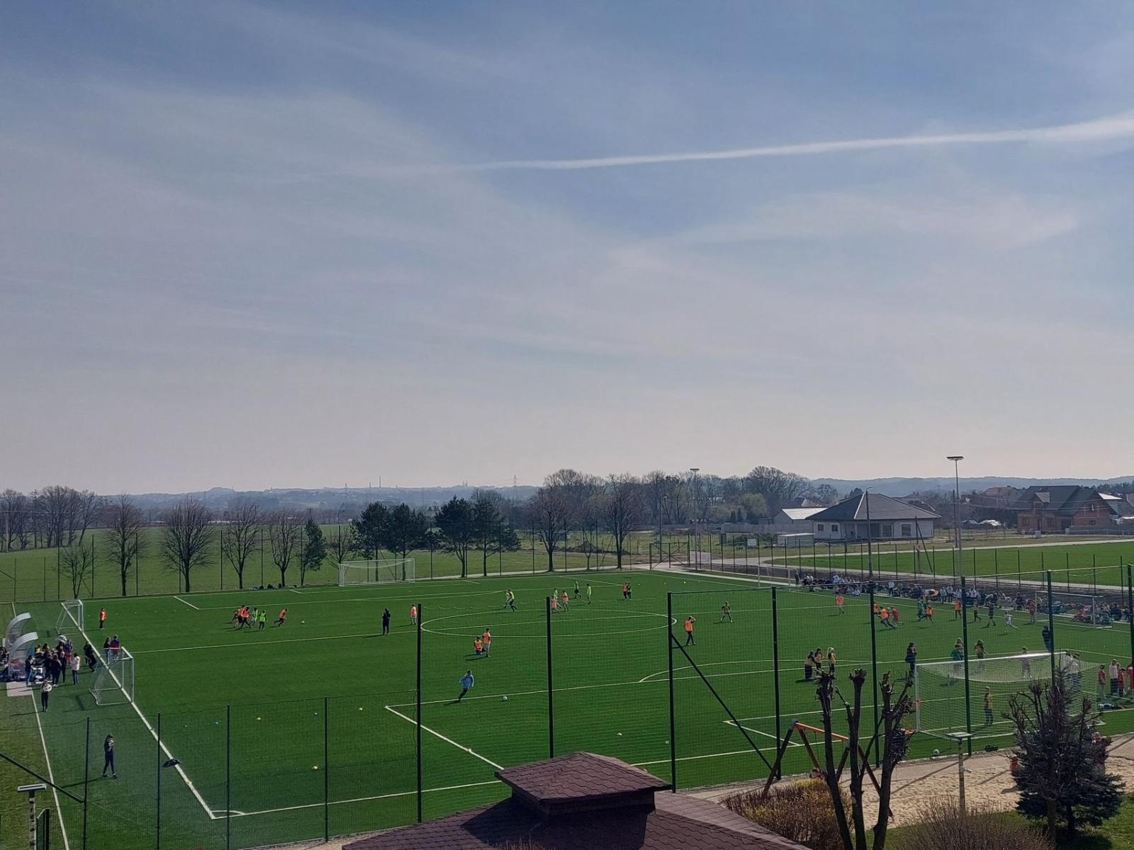 Zdjęcie w galerii na portalu naszraciborz.pl: W Kornowacu otwarto pierwsze w powiecie boisko ze sztuczną nawierzchnią wiadomości z regionu