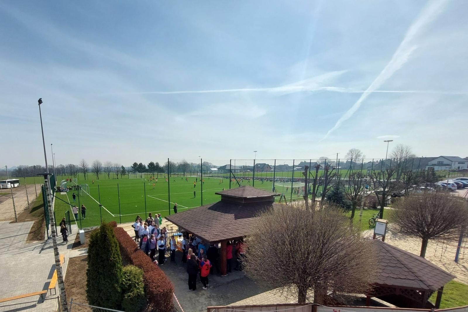 Zdjęcie w galerii na portalu naszraciborz.pl: W Kornowacu otwarto pierwsze w powiecie boisko ze sztuczną nawierzchnią wiadomości z regionu