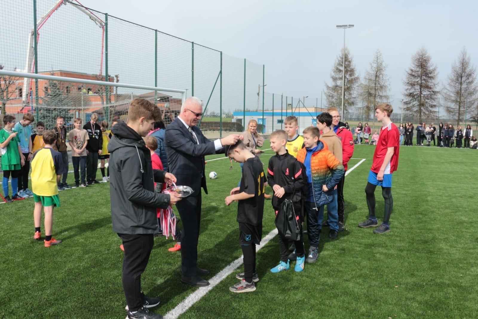 Zdjęcie w galerii na portalu naszraciborz.pl: W Kornowacu otwarto pierwsze w powiecie boisko ze sztuczną nawierzchnią wiadomości z regionu