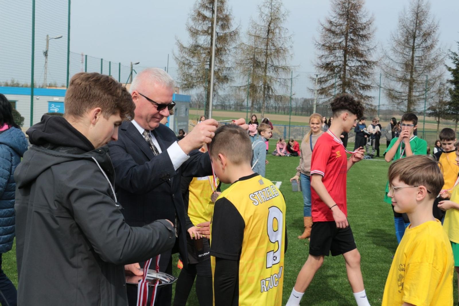 Zdjęcie w galerii na portalu naszraciborz.pl: W Kornowacu otwarto pierwsze w powiecie boisko ze sztuczną nawierzchnią wiadomości z regionu