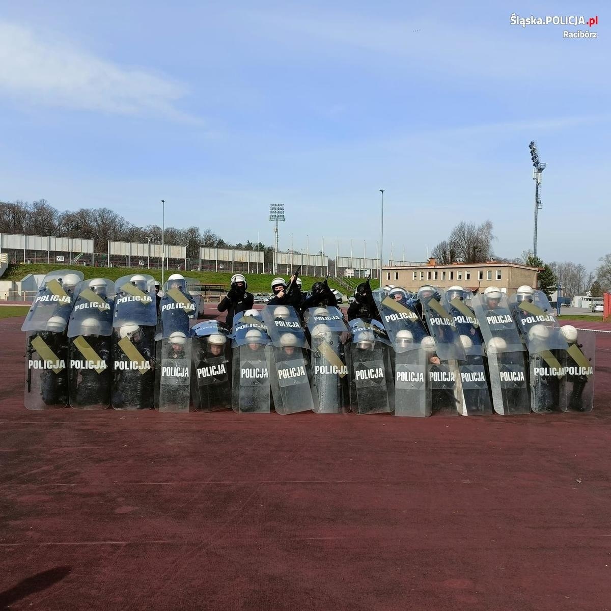 Zdjęcie w galerii na portalu naszraciborz.pl: Policjanci z Raciborza ćwiczyli na rybnickim stadionie wiadomości z regionu