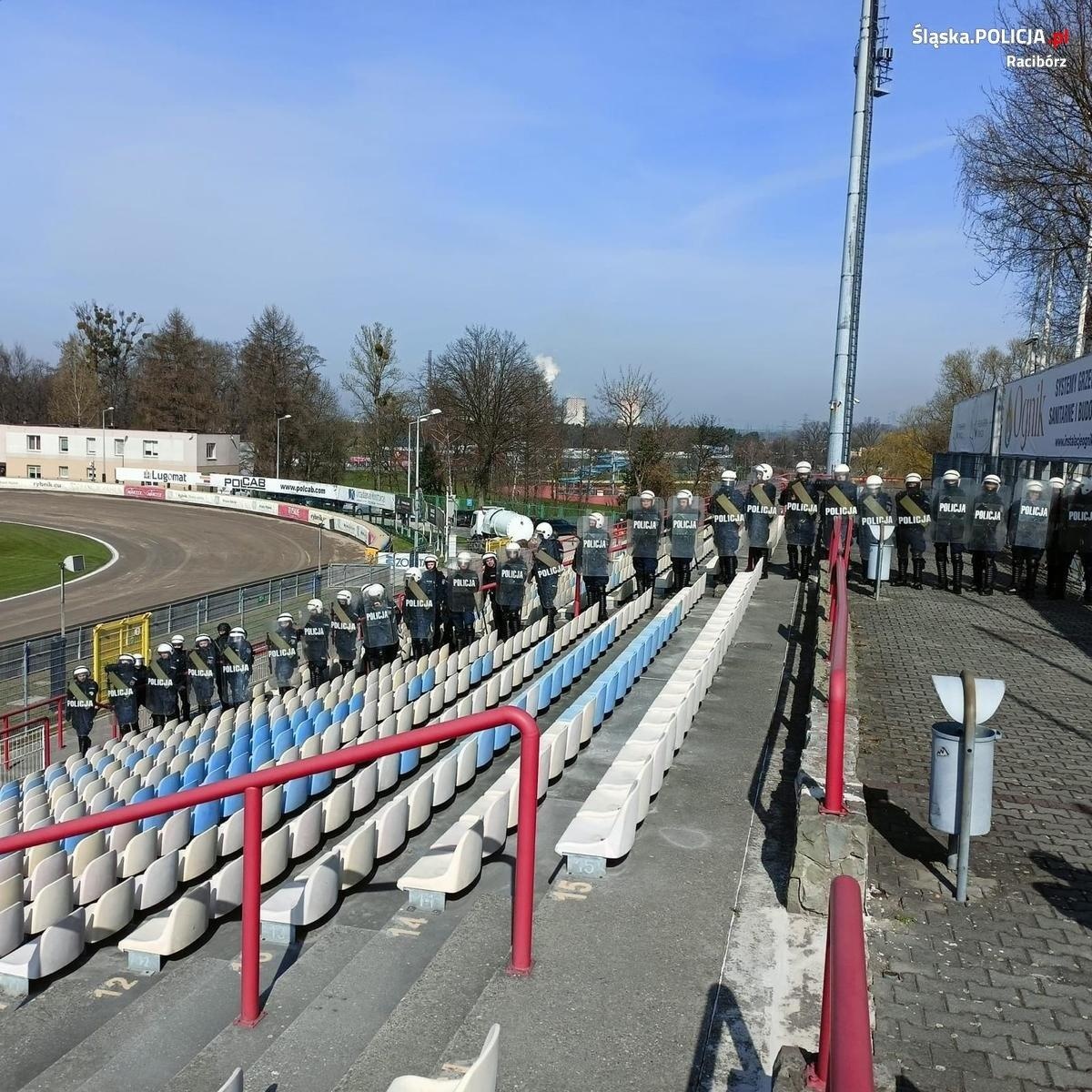 Zdjęcie w galerii na portalu naszraciborz.pl: Policjanci z Raciborza ćwiczyli na rybnickim stadionie wiadomości z regionu
