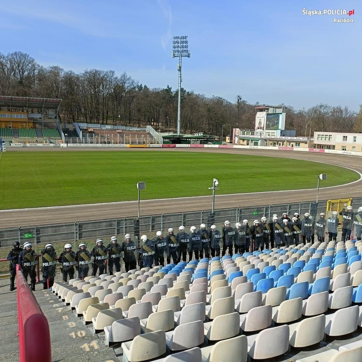 Zdjęcie w galerii na portalu naszraciborz.pl: Policjanci z Raciborza ćwiczyli na rybnickim stadionie wiadomości z regionu