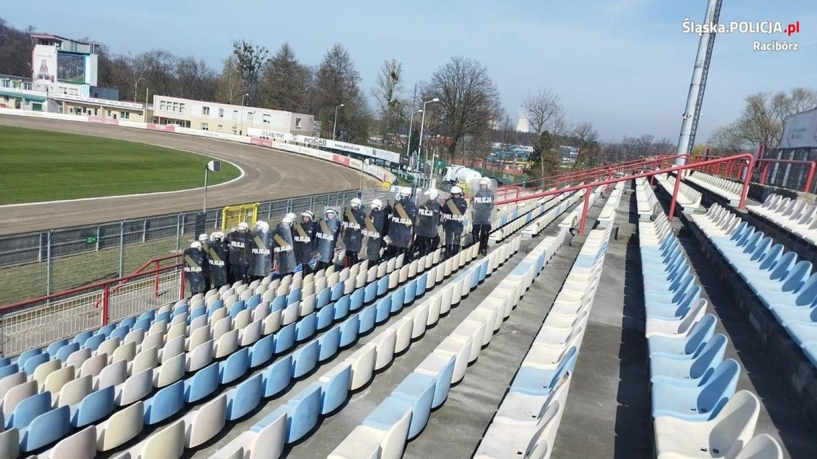 Zdjęcie w galerii na portalu naszraciborz.pl: Policjanci z Raciborza ćwiczyli na rybnickim stadionie wiadomości z regionu
