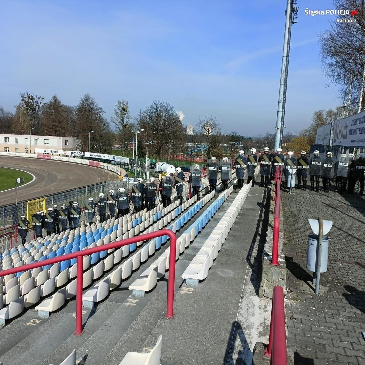 Zdjęcie w galerii na portalu naszraciborz.pl: Policjanci z Raciborza ćwiczyli na rybnickim stadionie wiadomości z regionu