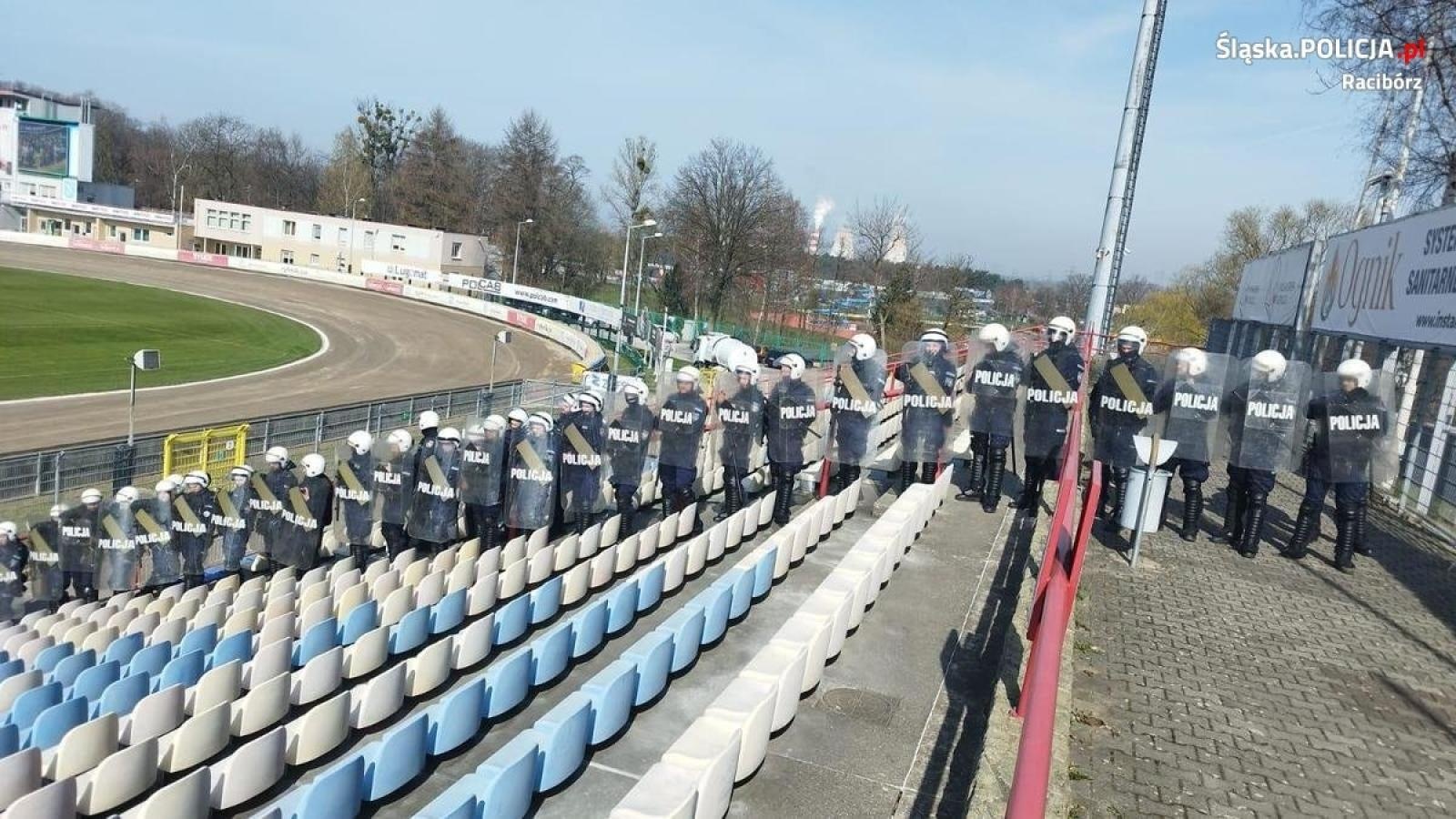 Zdjęcie w galerii na portalu naszraciborz.pl: Policjanci z Raciborza ćwiczyli na rybnickim stadionie wiadomości z regionu