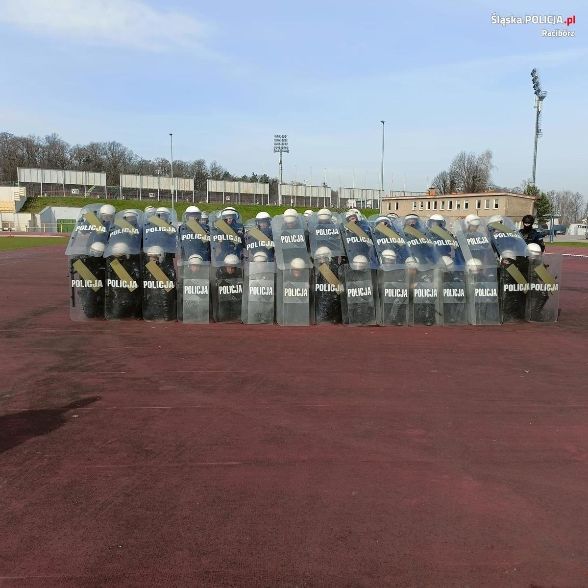Zdjęcie w galerii na portalu naszraciborz.pl: Policjanci z Raciborza ćwiczyli na rybnickim stadionie wiadomości z regionu
