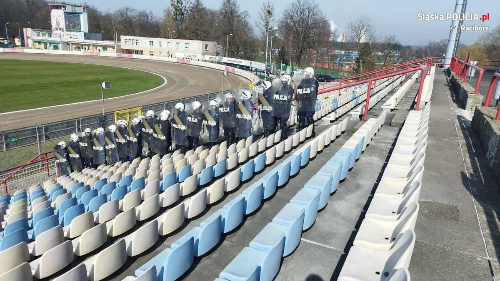Zdjęcie w galerii na portalu naszraciborz.pl: Policjanci z Raciborza ćwiczyli na rybnickim stadionie wiadomości z regionu