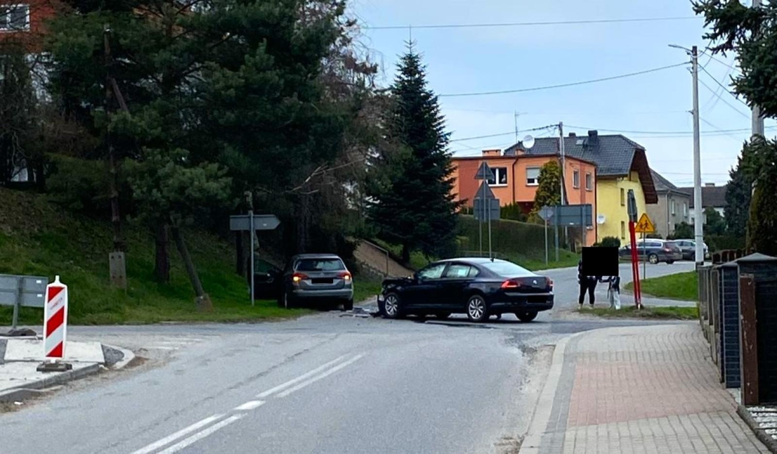 Zdjęcie w galerii na portalu naszraciborz.pl: Passat i opel astra zderzyły się w Pawłowie [FOTO] wiadomości z regionu