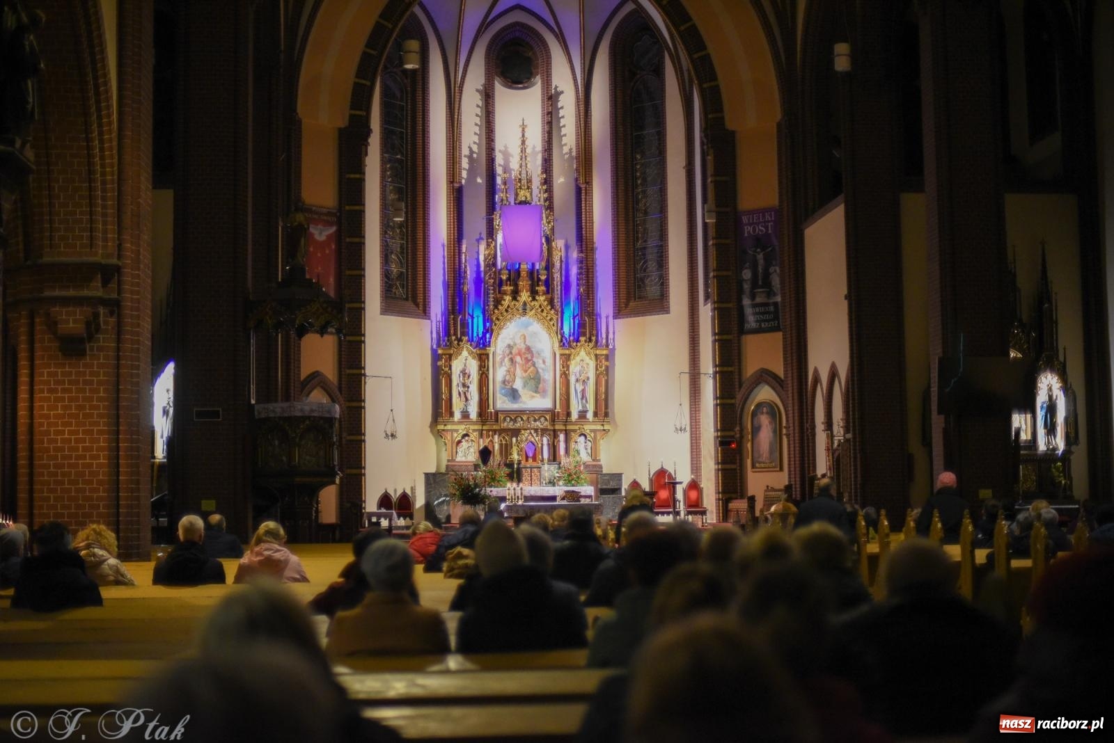 Zdjęcie w galerii na portalu naszraciborz.pl: Droga krzyżowa ulicami Raciborza [FOTO i WIDEO] wiadomości z regionu