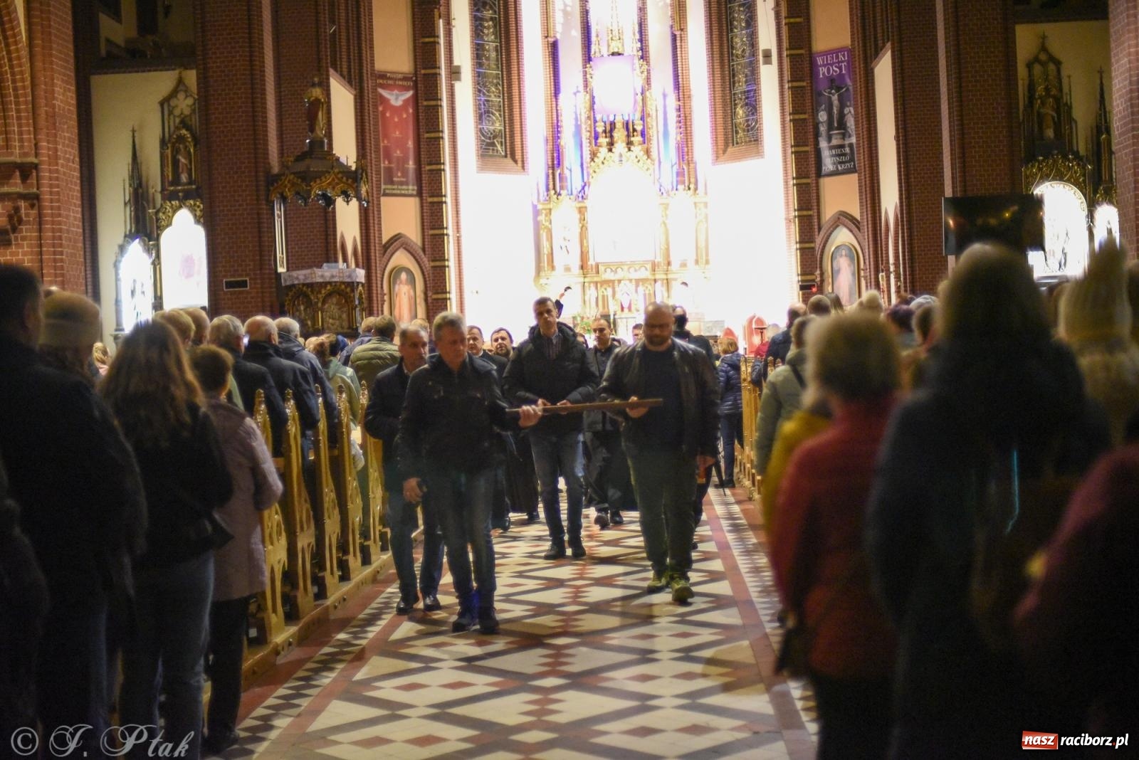 Zdjęcie w galerii na portalu naszraciborz.pl: Droga krzyżowa ulicami Raciborza [FOTO i WIDEO] wiadomości z regionu