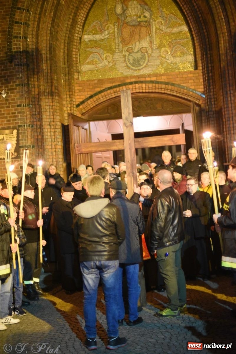 Zdjęcie w galerii na portalu naszraciborz.pl: Droga krzyżowa ulicami Raciborza [FOTO i WIDEO] wiadomości z regionu