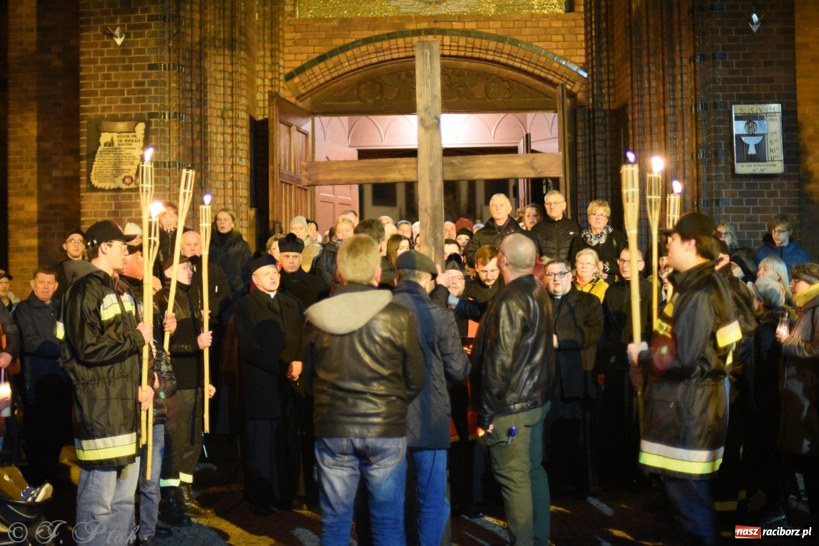 Zdjęcie w galerii na portalu naszraciborz.pl: Droga krzyżowa ulicami Raciborza [FOTO i WIDEO] wiadomości z regionu