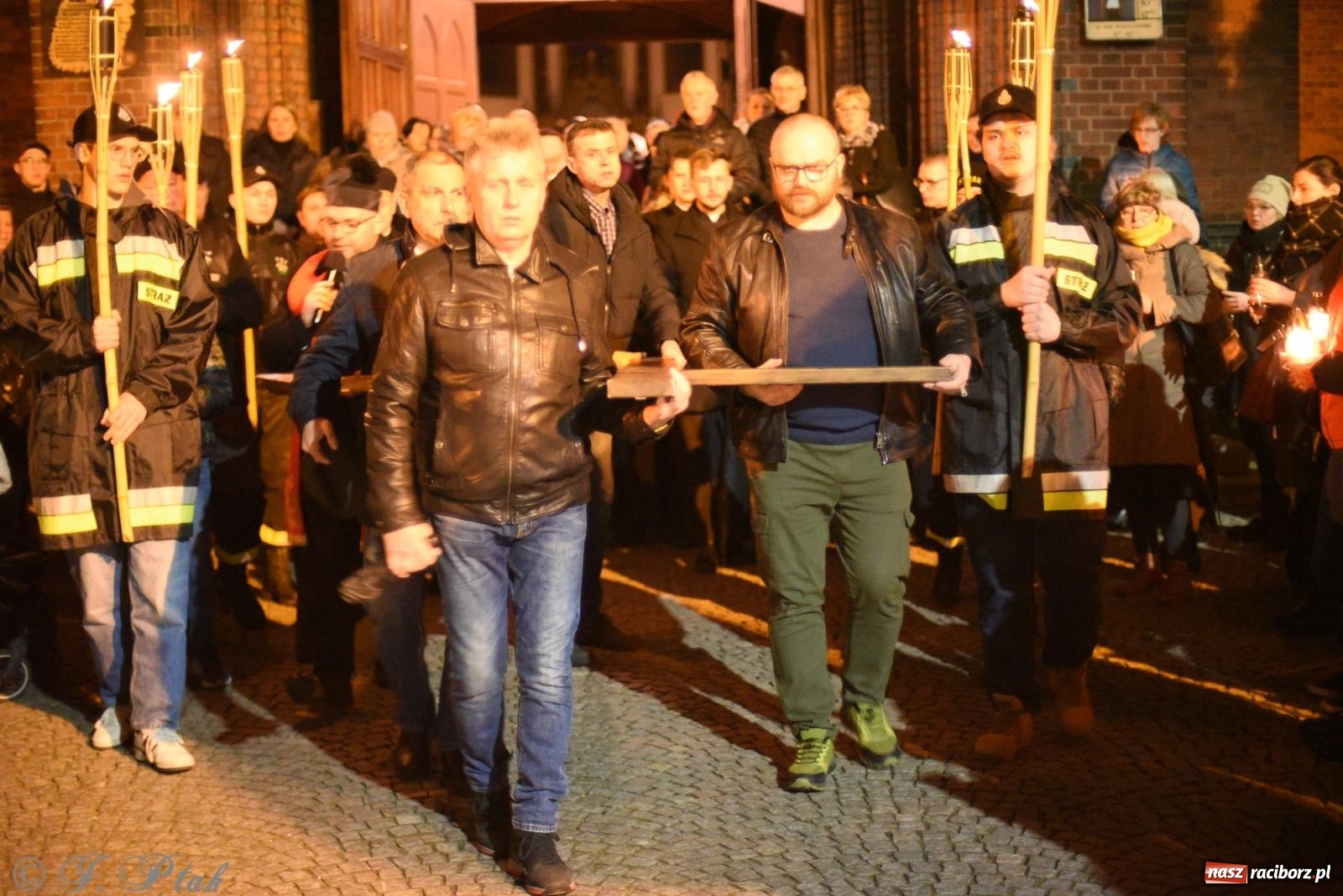 Zdjęcie w galerii na portalu naszraciborz.pl: Droga krzyżowa ulicami Raciborza [FOTO i WIDEO] wiadomości z regionu