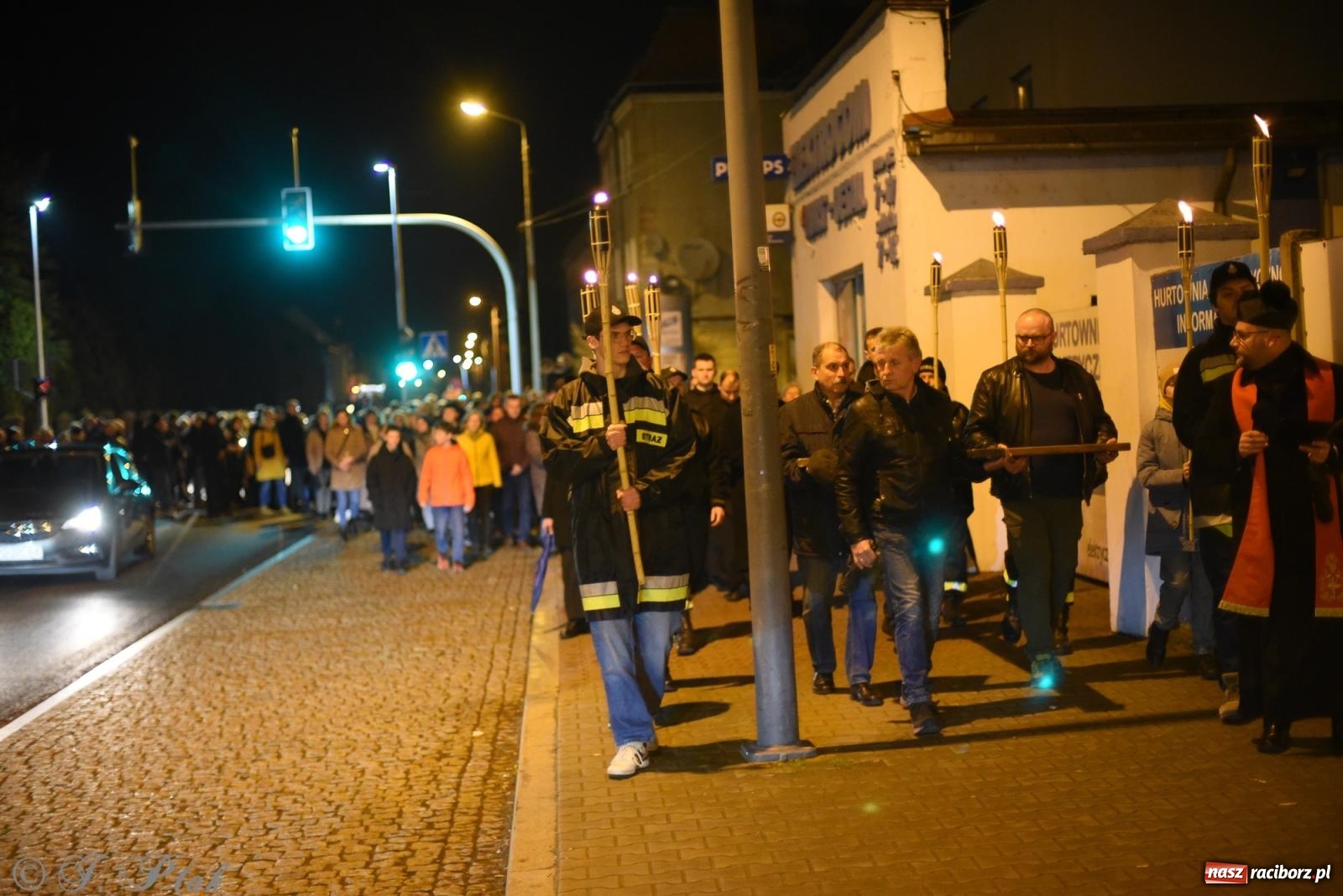 Zdjęcie w galerii na portalu naszraciborz.pl: Droga krzyżowa ulicami Raciborza [FOTO i WIDEO] wiadomości z regionu