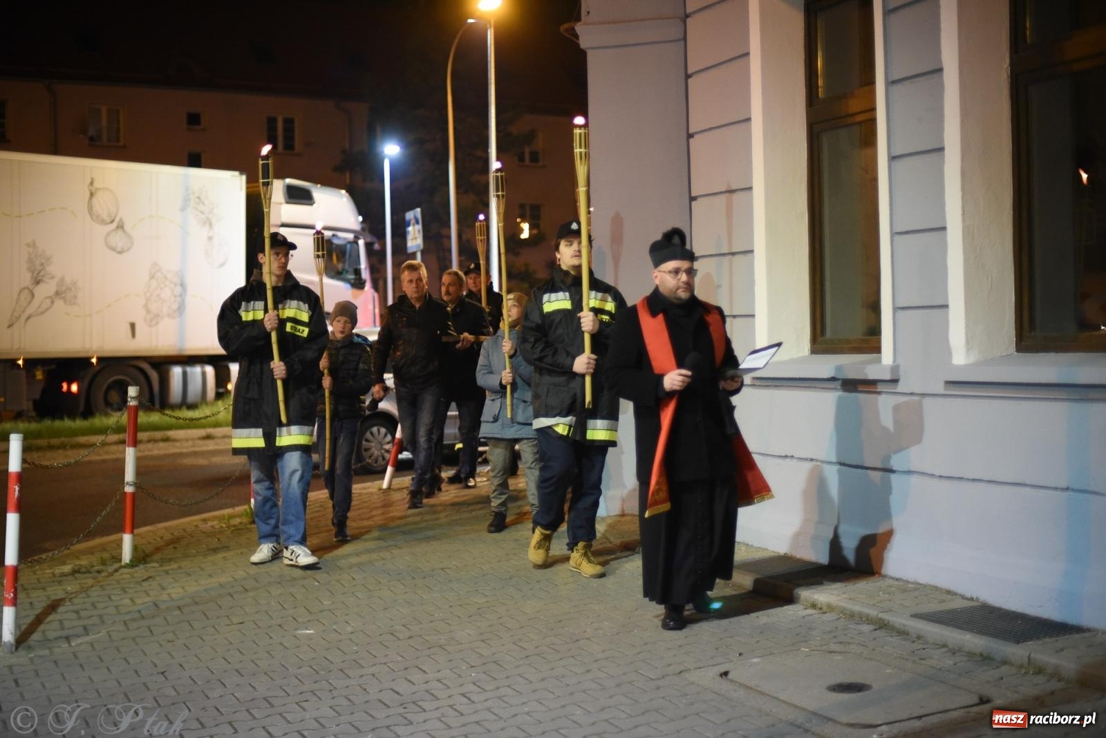 Zdjęcie w galerii na portalu naszraciborz.pl: Droga krzyżowa ulicami Raciborza [FOTO i WIDEO] wiadomości z regionu