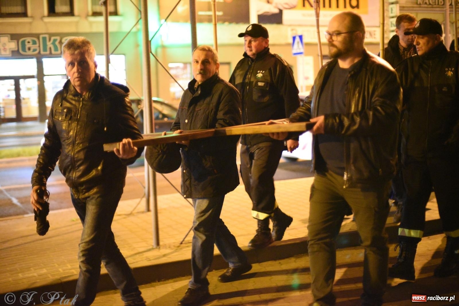 Zdjęcie w galerii na portalu naszraciborz.pl: Droga krzyżowa ulicami Raciborza [FOTO i WIDEO] wiadomości z regionu