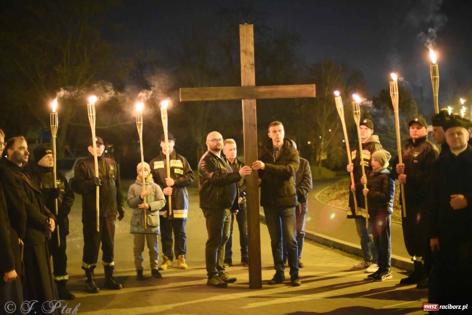 Zdjęcie w galerii na portalu naszraciborz.pl: Droga krzyżowa ulicami Raciborza [FOTO i WIDEO] wiadomości z regionu