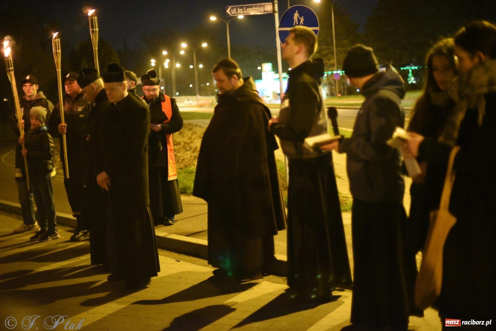 Zdjęcie w galerii na portalu naszraciborz.pl: Droga krzyżowa ulicami Raciborza [FOTO i WIDEO] wiadomości z regionu