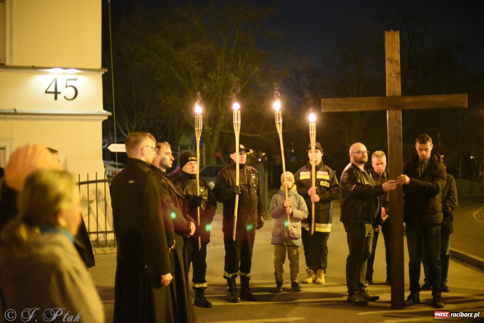 Zdjęcie w galerii na portalu naszraciborz.pl: Droga krzyżowa ulicami Raciborza [FOTO i WIDEO] wiadomości z regionu