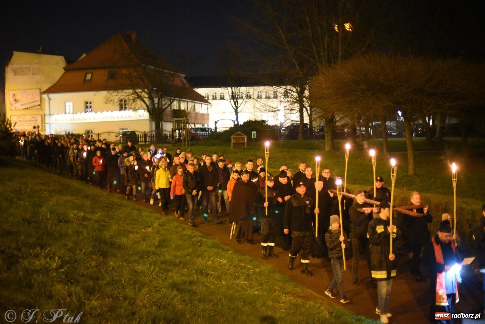 Zdjęcie w galerii na portalu naszraciborz.pl: Droga krzyżowa ulicami Raciborza [FOTO i WIDEO] wiadomości z regionu