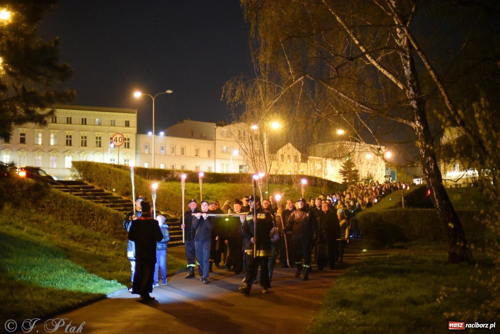 Zdjęcie w galerii na portalu naszraciborz.pl: Droga krzyżowa ulicami Raciborza [FOTO i WIDEO] wiadomości z regionu
