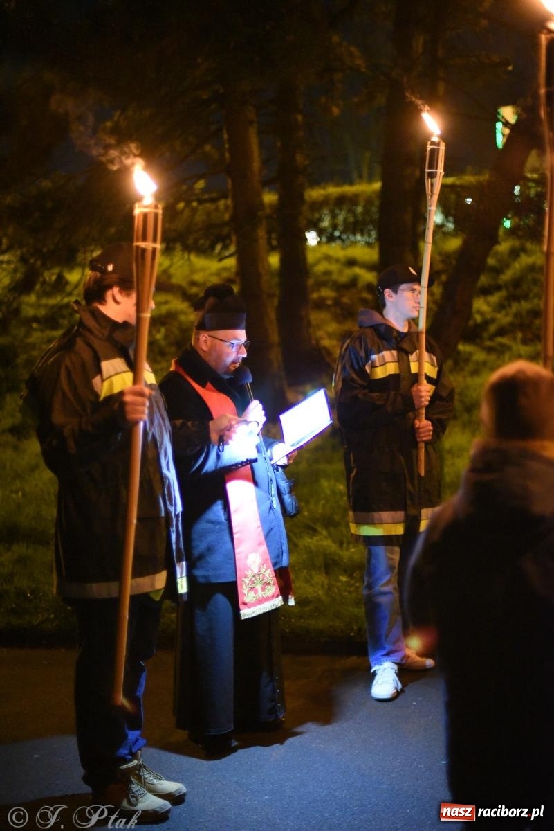 Zdjęcie w galerii na portalu naszraciborz.pl: Droga krzyżowa ulicami Raciborza [FOTO i WIDEO] wiadomości z regionu