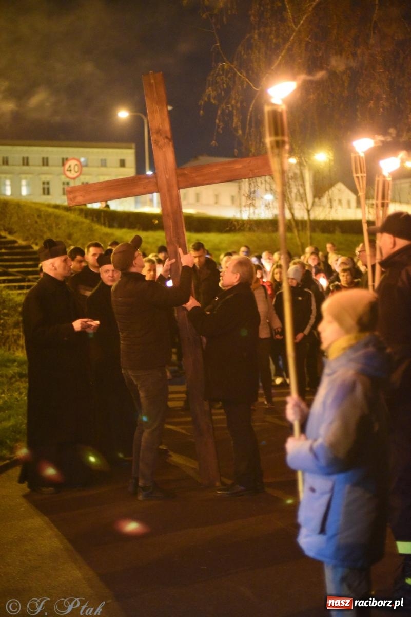 Zdjęcie w galerii na portalu naszraciborz.pl: Droga krzyżowa ulicami Raciborza [FOTO i WIDEO] wiadomości z regionu