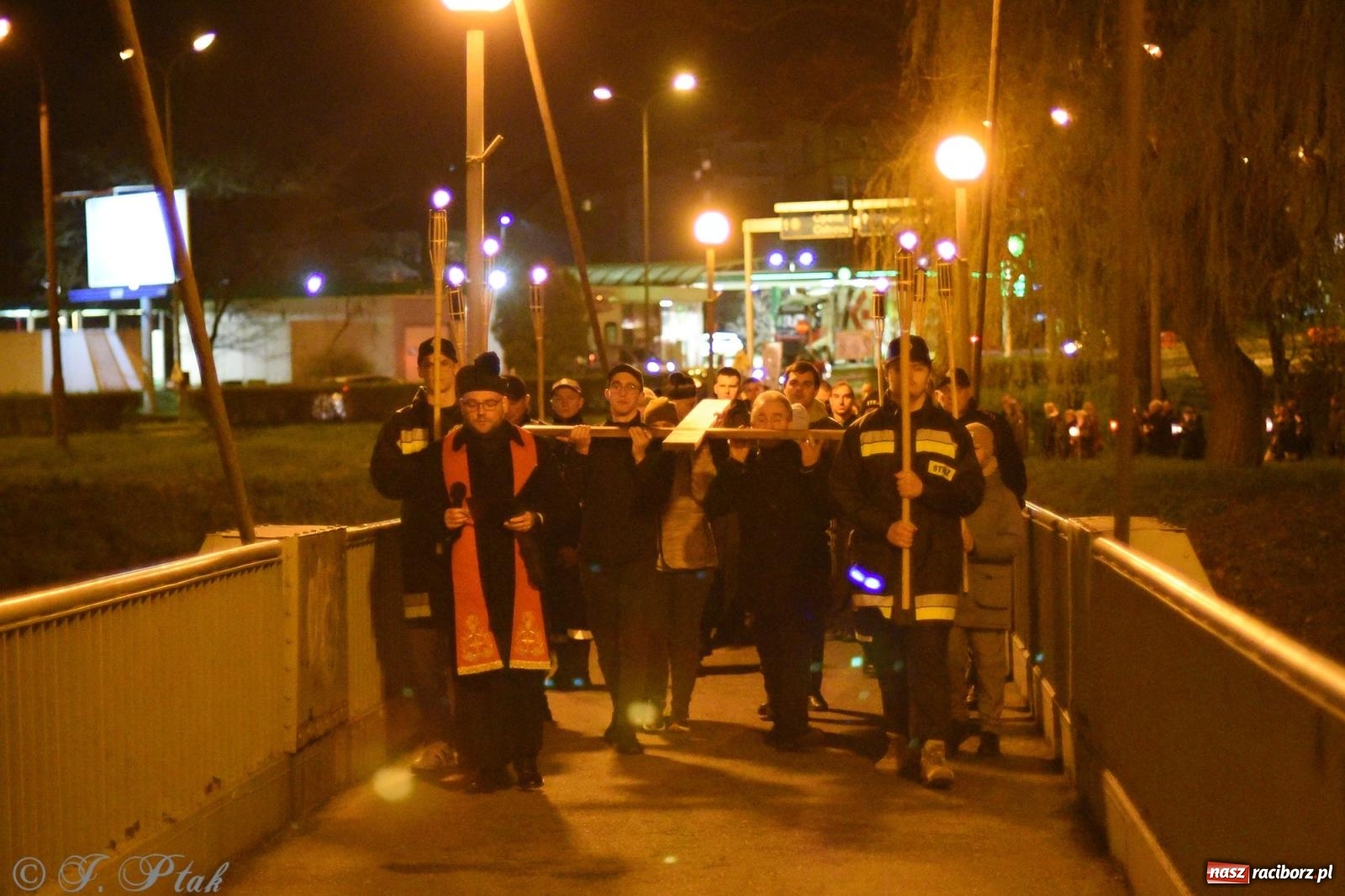 Zdjęcie w galerii na portalu naszraciborz.pl: Droga krzyżowa ulicami Raciborza [FOTO i WIDEO] wiadomości z regionu