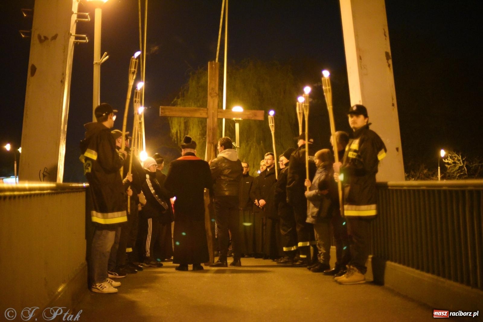 Zdjęcie w galerii na portalu naszraciborz.pl: Droga krzyżowa ulicami Raciborza [FOTO i WIDEO] wiadomości z regionu
