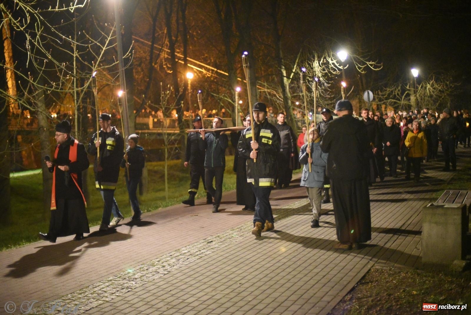 Zdjęcie w galerii na portalu naszraciborz.pl: Droga krzyżowa ulicami Raciborza [FOTO i WIDEO] wiadomości z regionu