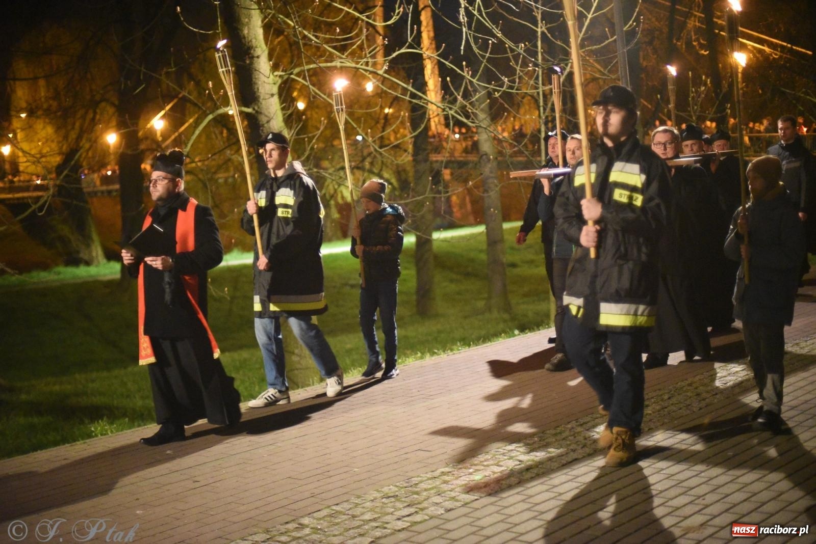 Zdjęcie w galerii na portalu naszraciborz.pl: Droga krzyżowa ulicami Raciborza [FOTO i WIDEO] wiadomości z regionu