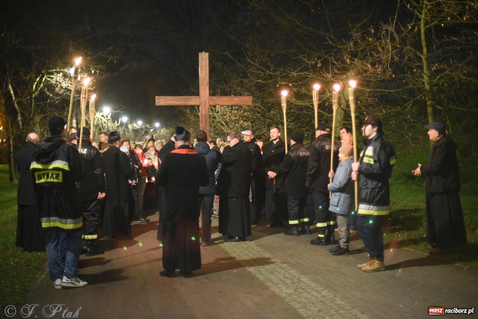 Zdjęcie w galerii na portalu naszraciborz.pl: Droga krzyżowa ulicami Raciborza [FOTO i WIDEO] wiadomości z regionu