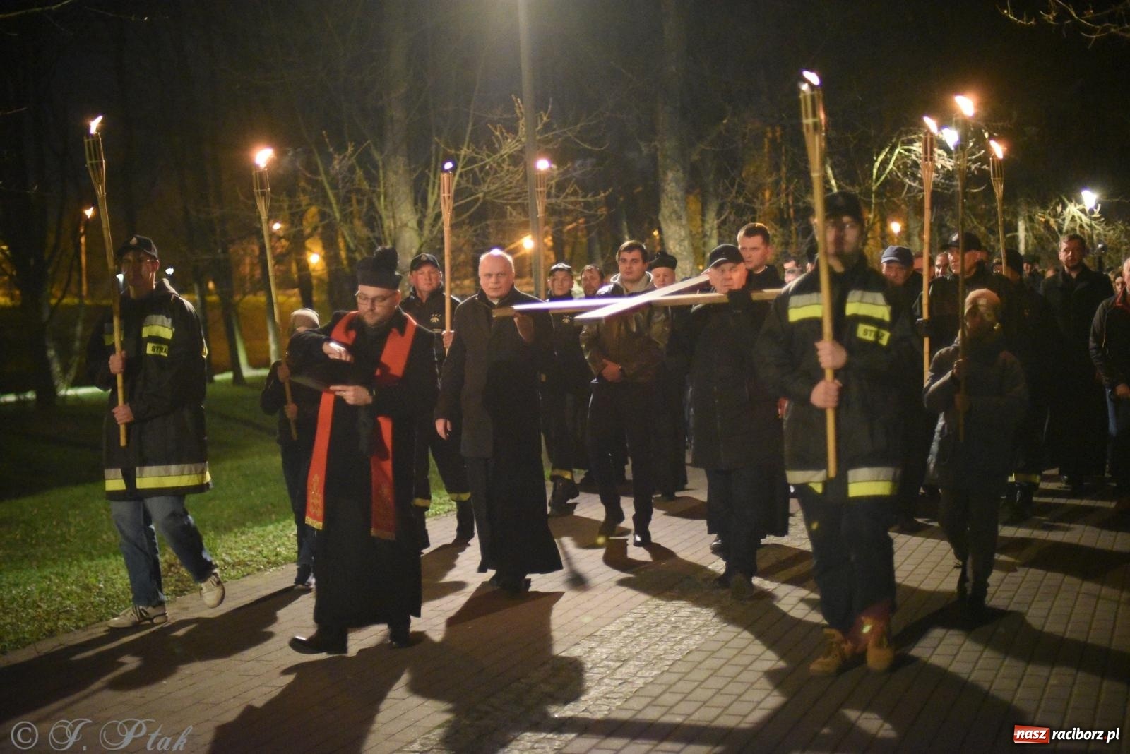 Zdjęcie w galerii na portalu naszraciborz.pl: Droga krzyżowa ulicami Raciborza [FOTO i WIDEO] wiadomości z regionu