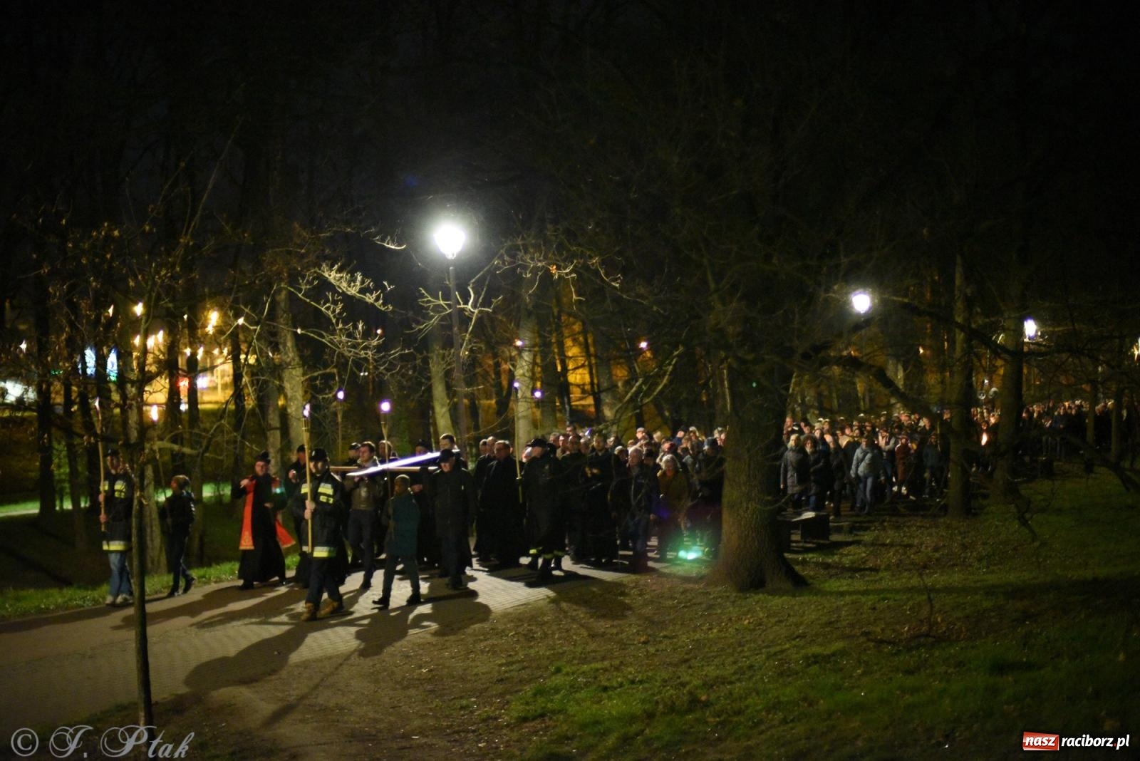 Zdjęcie w galerii na portalu naszraciborz.pl: Droga krzyżowa ulicami Raciborza [FOTO i WIDEO] wiadomości z regionu