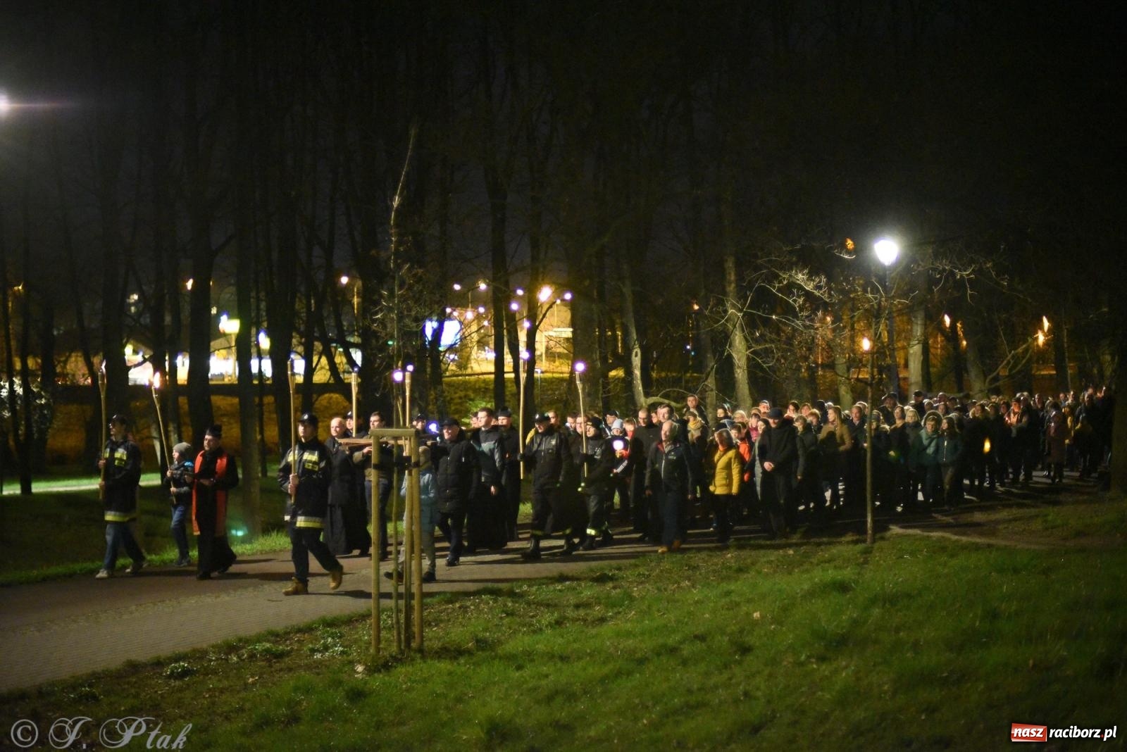 Zdjęcie w galerii na portalu naszraciborz.pl: Droga krzyżowa ulicami Raciborza [FOTO i WIDEO] wiadomości z regionu