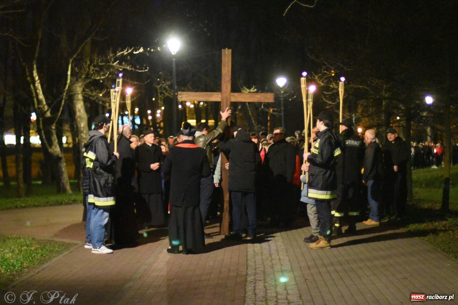 Zdjęcie w galerii na portalu naszraciborz.pl: Droga krzyżowa ulicami Raciborza [FOTO i WIDEO] wiadomości z regionu