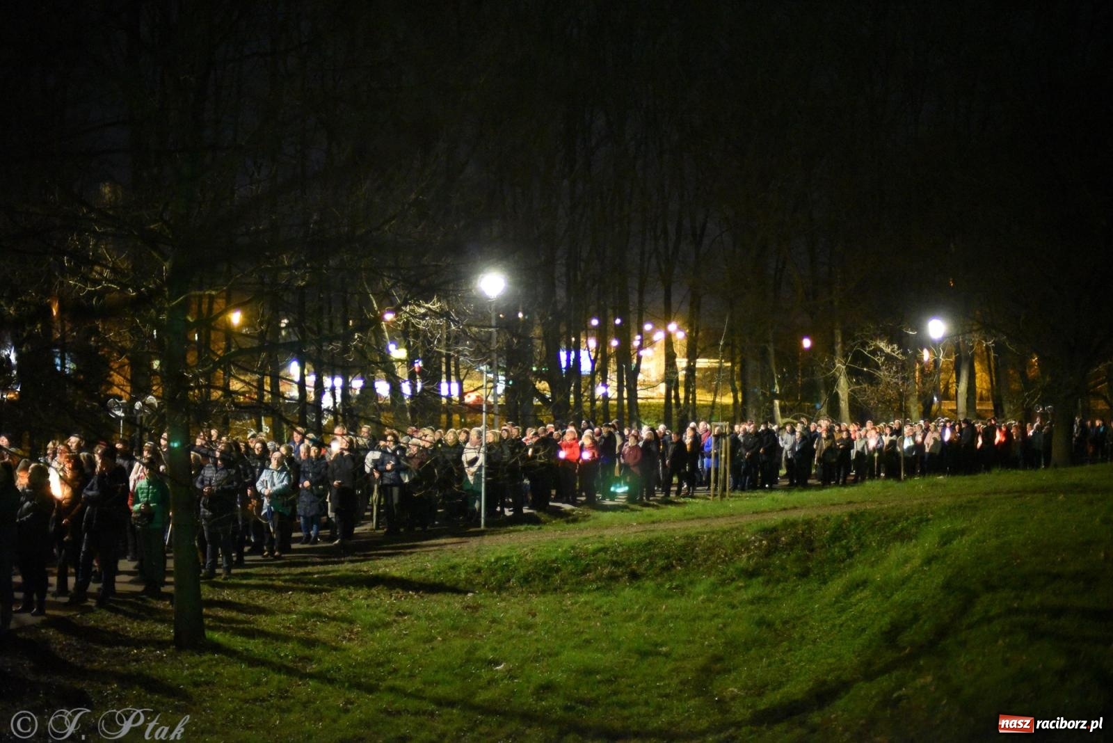 Zdjęcie w galerii na portalu naszraciborz.pl: Droga krzyżowa ulicami Raciborza [FOTO i WIDEO] wiadomości z regionu