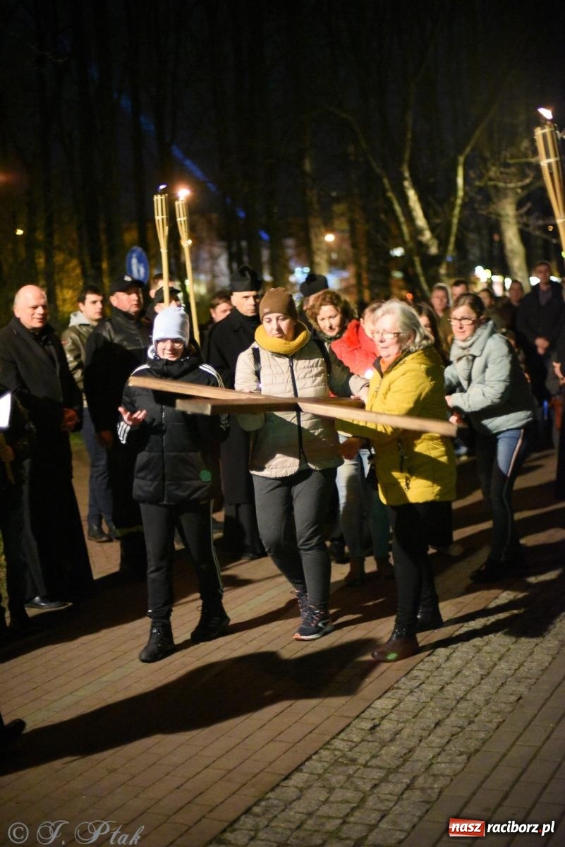 Zdjęcie w galerii na portalu naszraciborz.pl: Droga krzyżowa ulicami Raciborza [FOTO i WIDEO] wiadomości z regionu