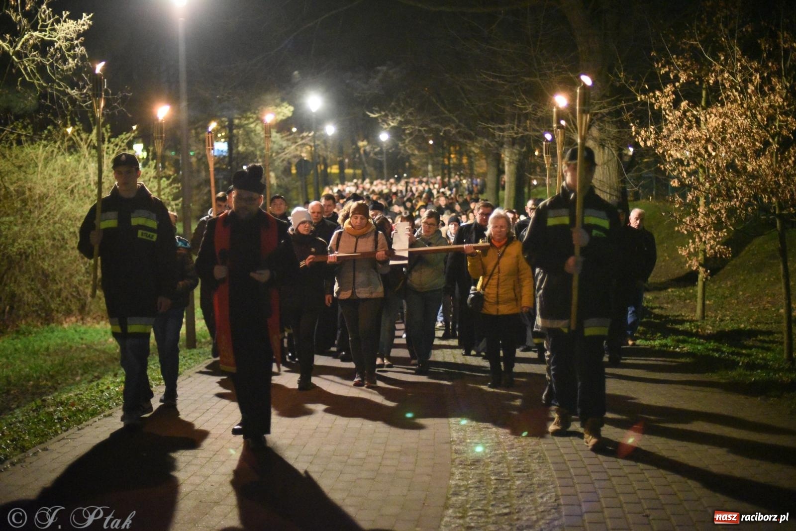 Zdjęcie w galerii na portalu naszraciborz.pl: Droga krzyżowa ulicami Raciborza [FOTO i WIDEO] wiadomości z regionu