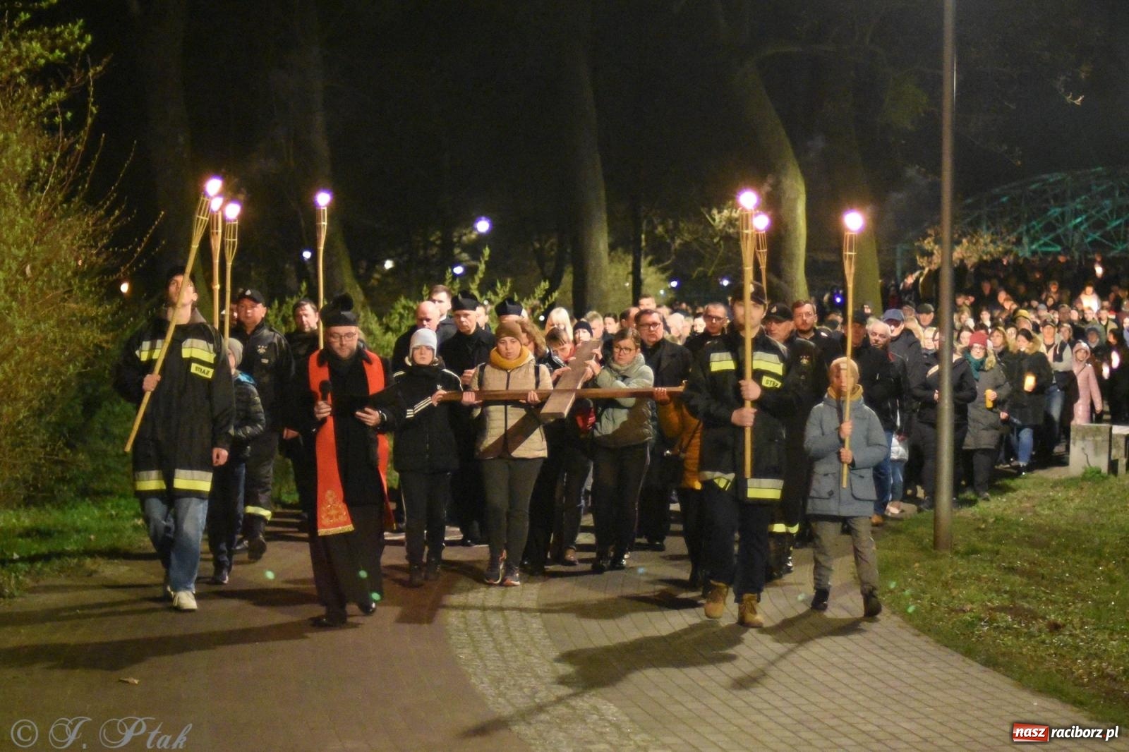 Zdjęcie w galerii na portalu naszraciborz.pl: Droga krzyżowa ulicami Raciborza [FOTO i WIDEO] wiadomości z regionu