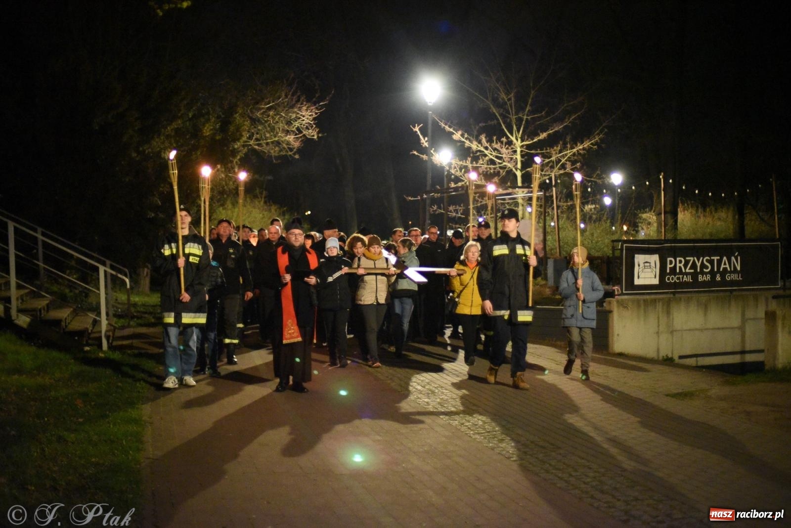 Zdjęcie w galerii na portalu naszraciborz.pl: Droga krzyżowa ulicami Raciborza [FOTO i WIDEO] wiadomości z regionu