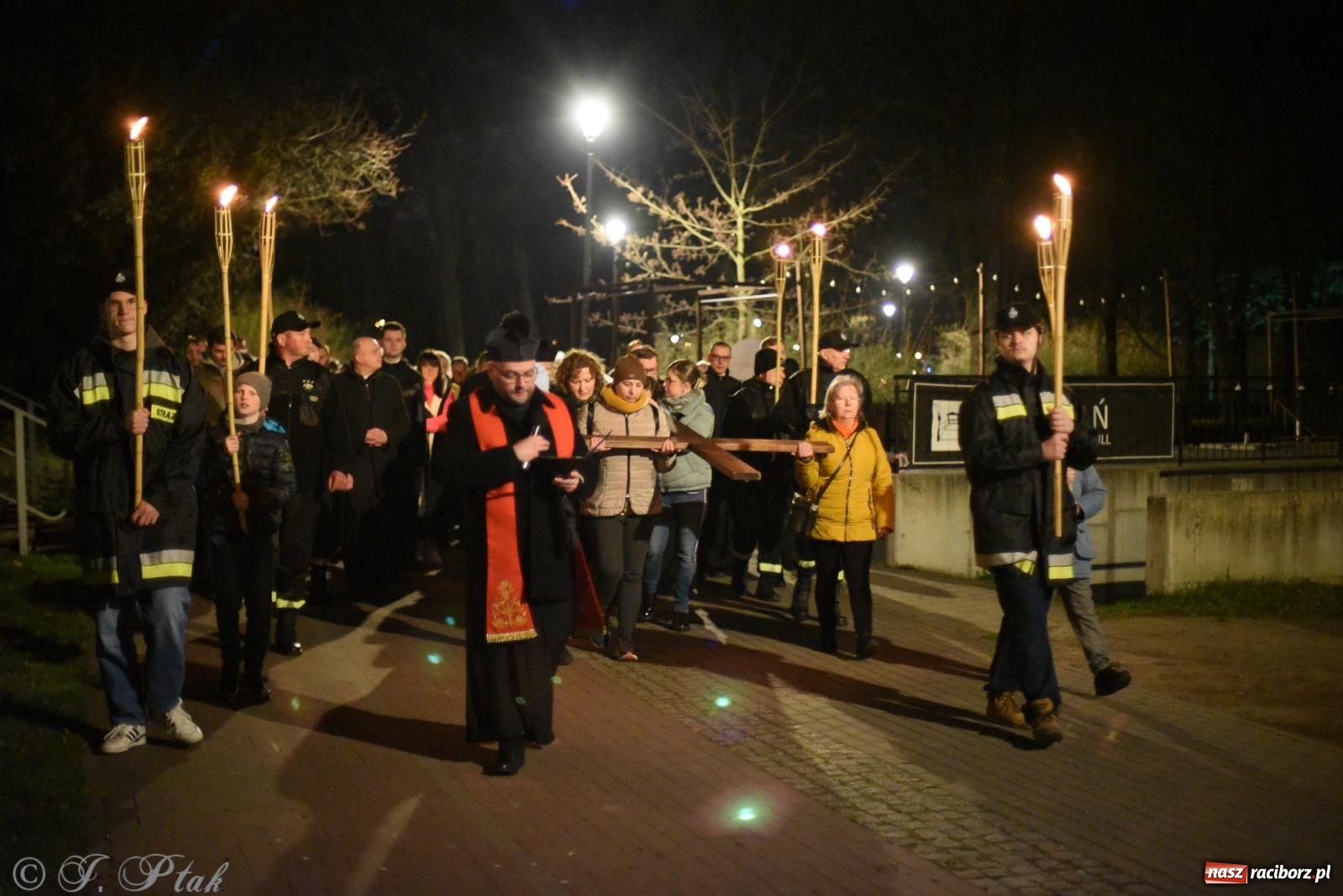 Zdjęcie w galerii na portalu naszraciborz.pl: Droga krzyżowa ulicami Raciborza [FOTO i WIDEO] wiadomości z regionu